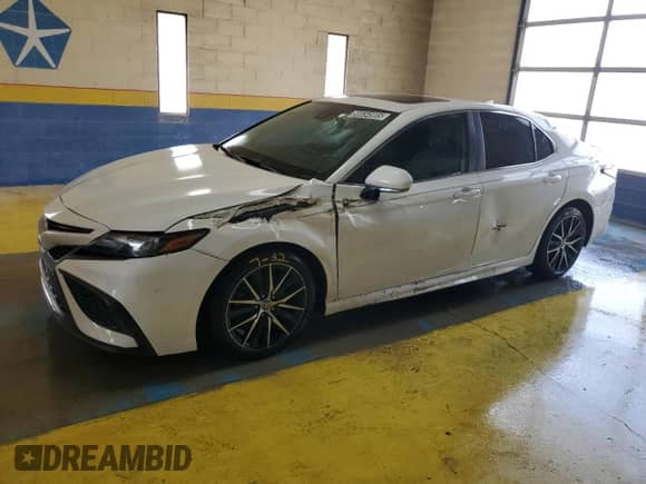2021 Toyota Camry SE z VIN 4T1S11AK4MU450160, wystawiony jako Copart lot #56654905 z przebiegiem 68 192 mil mil oraz Czysty tytuł • Clean title. Historia ofert i sprzedaży dostępna na DreamBid. Obrazek 1.