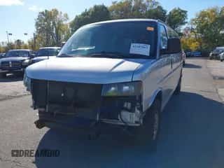 2020 Chevrolet Express Passenger LT z VIN 1GAZGPFGXL1271106, wystawiony jako IAAI lot #43307063 z przebiegiem 131 301 mil mil oraz . Historia ofert i sprzedaży dostępna na DreamBid. Obrazek 2.