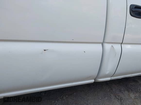 2002 Chevrolet Silverado 1500 z VIN 1GCEC14W42Z273524, wystawiony jako IAAI lot #42784225 z przebiegiem 180 043 mil mil oraz . Historia ofert i sprzedaży dostępna na DreamBid. Obrazek 6.