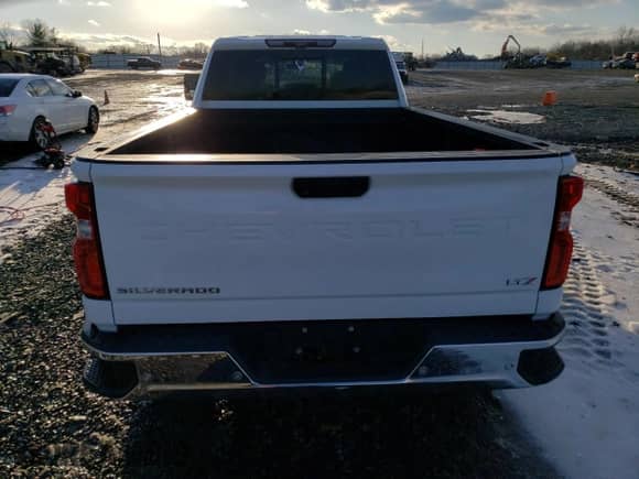 2020 Chevrolet Silverado 3500HD LTZ z VIN 1GC4YUEYXLF162638, wystawiony jako Copart lot #43753235 z przebiegiem 123 879 mil mil oraz Szkoda całkowita • Salvage title. Historia ofert i sprzedaży dostępna na DreamBid. Obrazek 6.