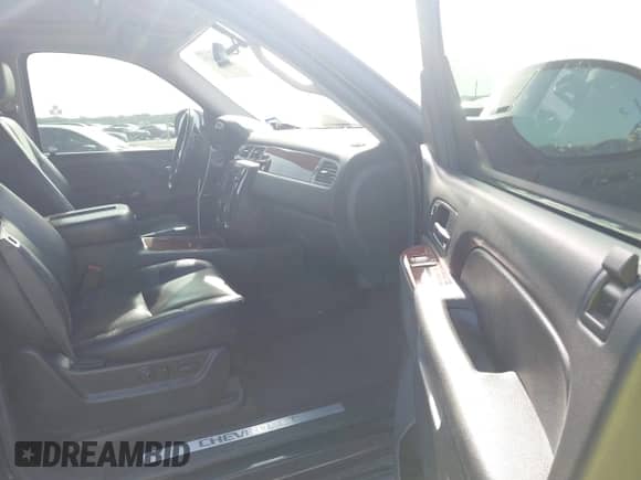 2011 Chevrolet Suburban LTZ с VIN 1GNSCKE03BR117338, выставлен на аукционе IAAI как лот 41878479 с пробегом 182 327 миль миль и . История ставок и продаж доступна на DreamBid. Изображение 5.