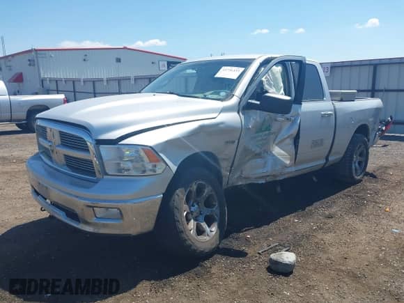 2011 Ram 1500 Big Horn z VIN 1D7RV1GT6BS603885, wystawiony jako IAAI lot #42756333 z przebiegiem 147 987 mil mil oraz . Historia ofert i sprzedaży dostępna na DreamBid. Obrazek 2.