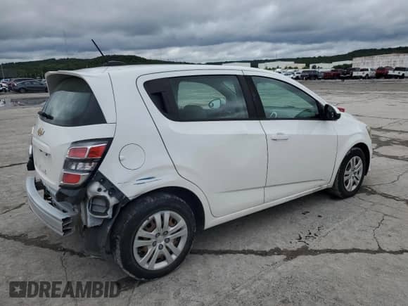 2017 Chevrolet Sonic LT z VIN 1G1JG6SH8H4161182, wystawiony jako Copart lot #70981975 z przebiegiem 129 415 mil mil oraz Czysty tytuł • Clean title. Historia ofert i sprzedaży dostępna na DreamBid. Obrazek 3.