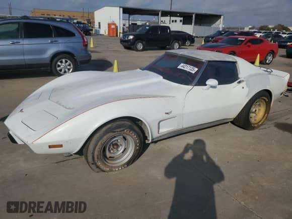 1977 Chevrolet Corvette z VIN 1Z37L7S435042, wystawiony jako Copart lot #44217135 z przebiegiem 72 182 mil mil oraz Czysty tytuł • Clean title. Historia ofert i sprzedaży dostępna na DreamBid. Obrazek 1.