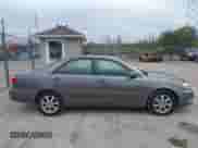 2005 Toyota Camry LE z VIN 4T1BF30K35U604602, wystawiony jako IAAI lot #43415458 z przebiegiem 217 265 mil mil oraz . Historia ofert i sprzedaży dostępna na DreamBid. Obrazek 13.