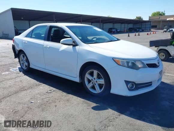 2014 Toyota Camry SE with VIN 4T1BF1FK0EU763475, listed as a IAAI auction lot 42732178 with 140,070 mi miles and . Bid and sale history available at DreamBid. Image 1.