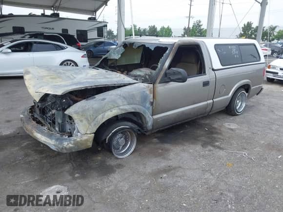 2003 Chevrolet S-10 LS with VIN 1GCCS14H338100516, listed as a IAAI auction lot 42419989 with Not provided miles and . Bid and sale history available at DreamBid. Image 2.