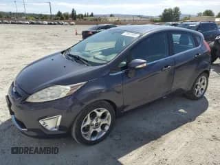 2012 Ford Fiesta SES z VIN 3FADP4FJ5CM159043, wystawiony jako Copart lot #70961895 z przebiegiem 37 556 mil mil oraz Czysty tytuł • Clean title. Historia ofert i sprzedaży dostępna na DreamBid. Obrazek 1.