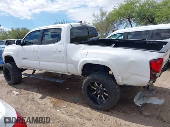 2018 Toyota Tacoma SR5 z VIN 3TMBZ5DN7JM014834, wystawiony jako IAAI lot #43321395 z przebiegiem 121 407 mil mil oraz . Historia ofert i sprzedaży dostępna na DreamBid. Obrazek 14.