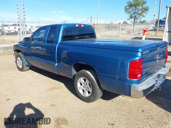 2005 Dodge Dakota SLT z VIN 1D7HE42N45S281208, wystawiony jako IAAI lot #41798911 z przebiegiem 183 058 mil mil oraz . Historia ofert i sprzedaży dostępna na DreamBid. Obrazek 3.