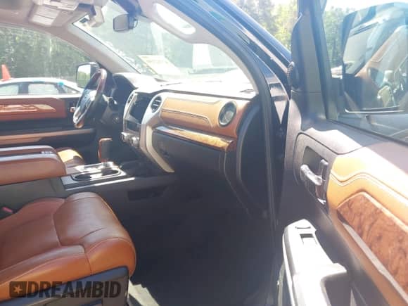 2019 Toyota Tundra SR5 с VIN 5TFAY5F17KX825862, выставлен на аукционе IAAI как лот 42212150 с пробегом 101 117 миль миль и . История ставок и продаж доступна на DreamBid. Изображение 5.