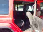 2021 Jeep Wrangler Unlimited Sahara z VIN 1C4HJXEN7MW551848, wystawiony jako IAAI lot #41740219 z przebiegiem 70 608 mil mil oraz . Historia ofert i sprzedaży dostępna na DreamBid. Obrazek 8.
