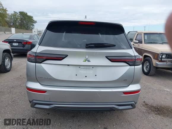 2025 Mitsubishi Outlander SE z VIN JA4J4VA83SZ016874, wystawiony jako IAAI lot #43491496 z przebiegiem 8 726 mil mil oraz . Historia ofert i sprzedaży dostępna na DreamBid. Obrazek 17.
