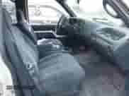 1996 Chevrolet Suburban с VIN 1GNFK16R3TJ339311, выставлен на аукционе IAAI как лот 41262690 с пробегом 200 605 миль миль и . История ставок и продаж доступна на DreamBid. Изображение 5.