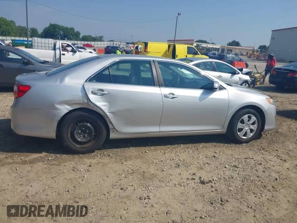 2012 Toyota Camry L z VIN 4T1BF1FK6CU542959, wystawiony jako IAAI lot #42551150 z przebiegiem 174 533 mil mil oraz . Historia ofert i sprzedaży dostępna na DreamBid. Obrazek 6.