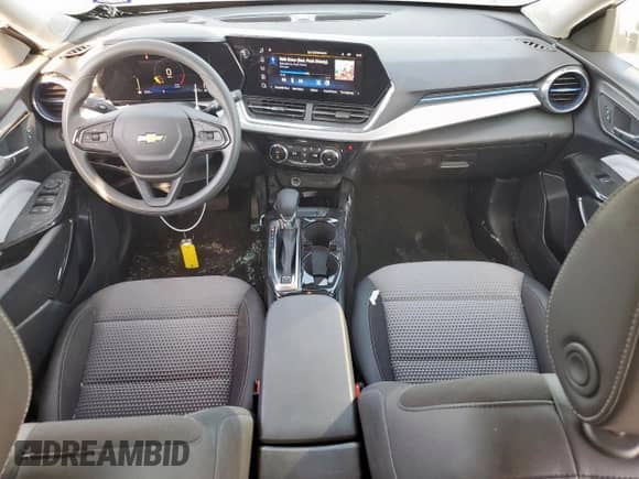 2025 Chevrolet Trax LT z VIN KL77LHEP6SC217657, wystawiony jako Copart lot #67315785 z przebiegiem 4 575 mil mil oraz Czysty tytuł • Clean title. Historia ofert i sprzedaży dostępna na DreamBid. Obrazek 8.