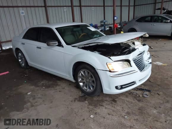 2013 Chrysler 300 C with VIN 2C3CCAET5DH674051, listed as a IAAI auction lot 42185032 with 71,983 mi miles and . Bid and sale history available at DreamBid. Image 1.