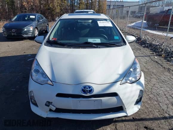 2014 Toyota Prius One z VIN JTDKDTB32E1077721, wystawiony jako IAAI lot #41464708 z przebiegiem Nie podano mil oraz . Historia ofert i sprzedaży dostępna na DreamBid. Obrazek 11.