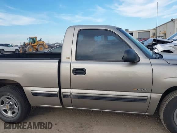 2000 Chevrolet Silverado 1500 z VIN 1GCEC14W6YZ361158, wystawiony jako IAAI lot #41682163 z przebiegiem 167 069 mil mil oraz . Historia ofert i sprzedaży dostępna na DreamBid. Obrazek 13.