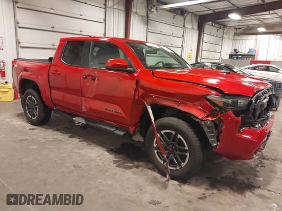 2024 Toyota Tacoma SR5 z VIN 3TYLB5JNXRT023878, wystawiony jako IAAI lot #43246001 z przebiegiem 9 321 mil mil oraz . Historia ofert i sprzedaży dostępna na DreamBid. Obrazek 1.