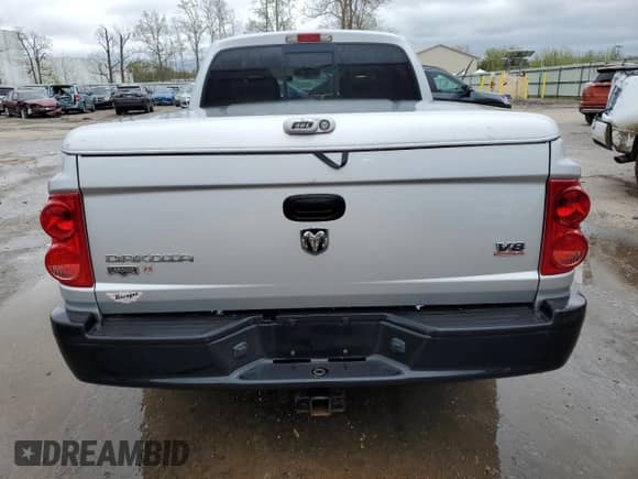 2005 Dodge Dakota Laramie z VIN 1D7HW58N95S200293, wystawiony jako Copart lot #56053075 z przebiegiem 104 769 mil mil oraz Szkoda całkowita • Salvage title. Historia ofert i sprzedaży dostępna na DreamBid. Obrazek 6.