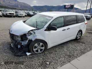2013 Toyota Sienna L z VIN 5TDZK3DC5DS319369, wystawiony jako Copart lot #81797015 z przebiegiem Nie podano mil oraz Szkoda całkowita • Salvage title. Historia ofert i sprzedaży dostępna na DreamBid. Obrazek 1.