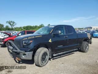 2013 Toyota Tundra z VIN 5TFUM5F18DX044988, wystawiony jako Copart lot #68869315 z przebiegiem 180 252 mil mil oraz Szkoda całkowita • Salvage title. Historia ofert i sprzedaży dostępna na DreamBid. Obrazek 1.