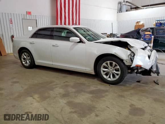 2016 Chrysler 300 Limited z VIN 2C3CCAAG1GH252940, wystawiony jako Copart lot #82216665 z przebiegiem 157 395 mil mil oraz Szkoda całkowita • Salvage title. Historia ofert i sprzedaży dostępna na DreamBid. Obrazek 4.