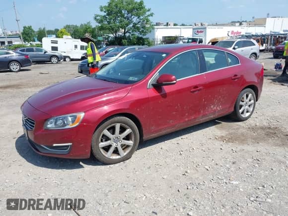 2016 Volvo S60 T5 Drive-E Premier z VIN YV126MFK4G2399463, wystawiony jako IAAI lot #42568556 z przebiegiem 94 972 mil mil oraz . Historia ofert i sprzedaży dostępna na DreamBid. Obrazek 2.