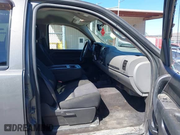 2011 Chevrolet Silverado 1500 LS z VIN 3GCPKREA9BG182360, wystawiony jako IAAI lot #41782080 z przebiegiem 214 465 mil mil oraz . Historia ofert i sprzedaży dostępna na DreamBid. Obrazek 5.