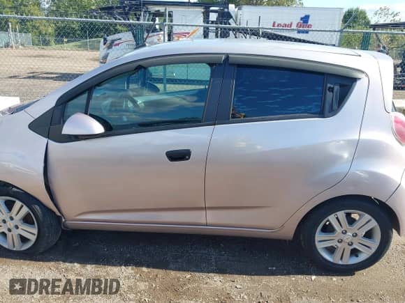2013 Chevrolet Spark LS z VIN KL8CB6S93DC583599, wystawiony jako IAAI lot #43396778 z przebiegiem 101 563 mil mil oraz . Historia ofert i sprzedaży dostępna na DreamBid. Obrazek 14.
