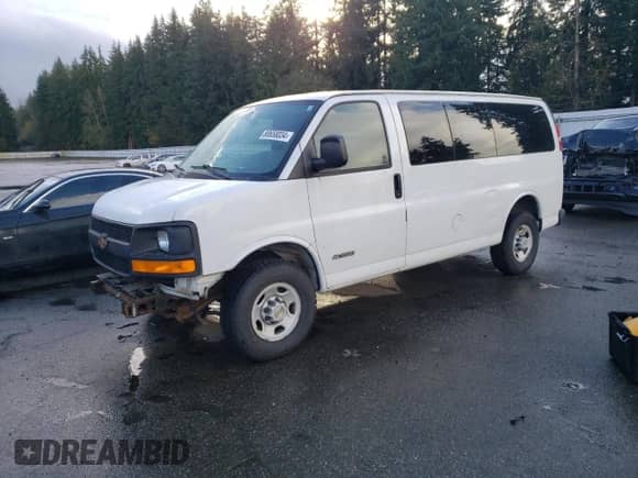 2005 Chevrolet Express Passenger with VIN 1GAHG35U551121466, listed as a Copart auction lot 80658034 with 84,598 mi miles and Salvage title. Bid and sale history available at DreamBid. Image 1.