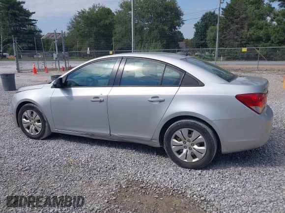 2015 Chevrolet Cruze LS z VIN 1G1PA5SH3F7235089, wystawiony jako IAAI lot #43234627 z przebiegiem 176 407 mil mil oraz . Historia ofert i sprzedaży dostępna na DreamBid. Obrazek 6.