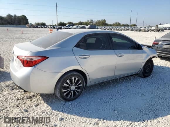 2019 Toyota Corolla XLE z VIN 5YFBURHE5KP873396, wystawiony jako Copart lot #82557275 z przebiegiem 117 961 mil mil oraz Czysty tytuł • Clean title. Historia ofert i sprzedaży dostępna na DreamBid. Obrazek 3.