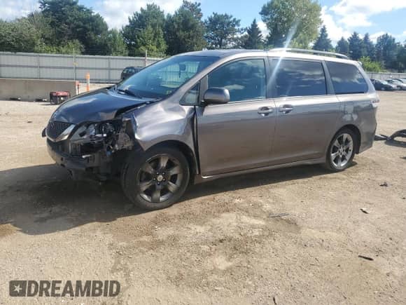 2012 Toyota Sienna SE z VIN 5TDXK3DC5CS206270, wystawiony jako Copart lot #69631785 z przebiegiem 253 517 mil mil oraz Szkoda całkowita • Salvage title. Historia ofert i sprzedaży dostępna na DreamBid. Obrazek 1.