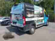 2022 Ram ProMaster Cargo z VIN 3C6LRVBG2NE119197, wystawiony jako IAAI lot #42045262 z przebiegiem 72 484 mil mil oraz . Historia ofert i sprzedaży dostępna na DreamBid. Obrazek 4.