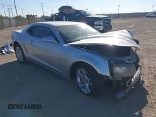 2014 Chevrolet Camaro LS z VIN 2G1FA1E34E9229027, wystawiony jako IAAI lot #43400236 z przebiegiem 143 449 mil mil oraz . Historia ofert i sprzedaży dostępna na DreamBid. Obrazek 1.