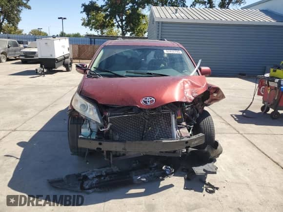 2011 Toyota Sienna XLE z VIN 5TDDK3DC5BS008614, wystawiony jako Copart lot #67412795 z przebiegiem Nie podano mil oraz Szkoda całkowita • Salvage title. Historia ofert i sprzedaży dostępna na DreamBid. Obrazek 5.