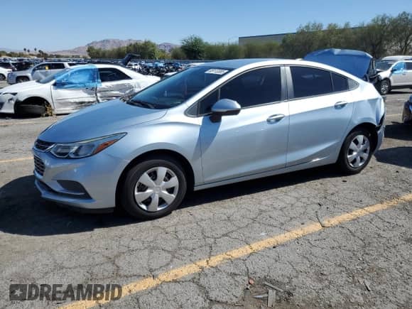 2017 Chevrolet Cruze LS z VIN 3G1BC5SM4HS565006, wystawiony jako Copart lot #85113385 z przebiegiem 60 458 mil mil oraz Szkoda całkowita • Salvage title. Historia ofert i sprzedaży dostępna na DreamBid. Obrazek 1.