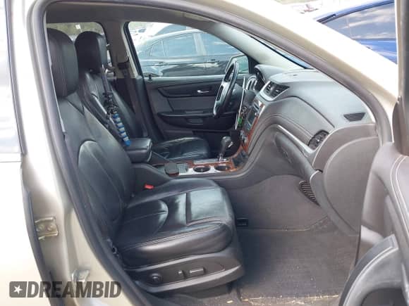 2014 Chevrolet Traverse LT z VIN 1GNKRHKD8EJ170547, wystawiony jako IAAI lot #43415161 z przebiegiem 127 000 mil mil oraz . Historia ofert i sprzedaży dostępna na DreamBid. Obrazek 5.