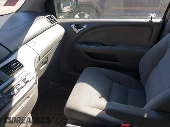 2008 Honda Odyssey EX z VIN 5FNRL38478B016359, wystawiony jako IAAI lot #43370109 z przebiegiem 170 812 mil mil oraz . Historia ofert i sprzedaży dostępna na DreamBid. Obrazek 5.