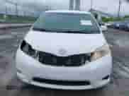 2013 Toyota Sienna LE z VIN 5TDJK3DC9DS055134, wystawiony jako IAAI lot #42255532 z przebiegiem 156 381 mil mil oraz . Historia ofert i sprzedaży dostępna na DreamBid. Obrazek 12.