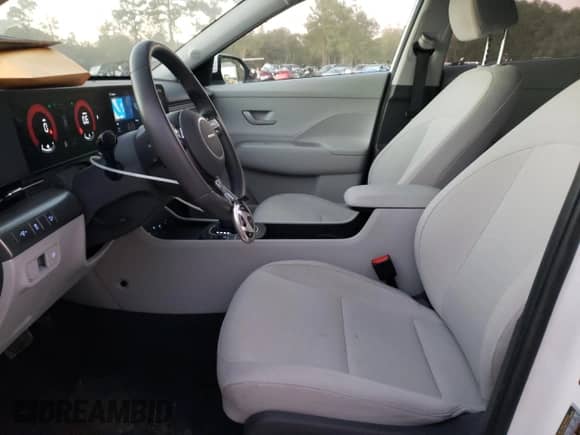 2024 Hyundai Kona SEL z VIN KM8HBCAB9RU146803, wystawiony jako Copart lot #81850764 z przebiegiem 19 927 mil mil oraz Czysty tytuł • Clean title. Historia ofert i sprzedaży dostępna na DreamBid. Obrazek 7.