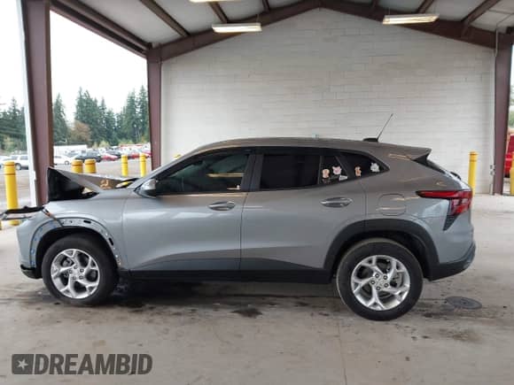 2024 Chevrolet Trax LS z VIN KL77LFE21RC087158, wystawiony jako IAAI lot #43323756 z przebiegiem 21 210 mil mil oraz . Historia ofert i sprzedaży dostępna na DreamBid. Obrazek 15.
