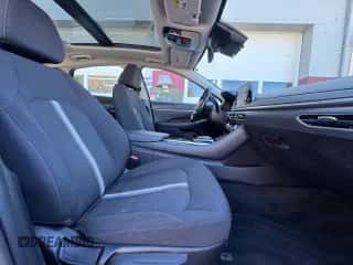 2022 Hyundai Sonata SEL z VIN KMHL14JA8NA213980, wystawiony jako Copart lot #86599645 z przebiegiem 65 240 mil mil oraz Czysty tytuł • Clean title. Historia ofert i sprzedaży dostępna na DreamBid. Obrazek 5.