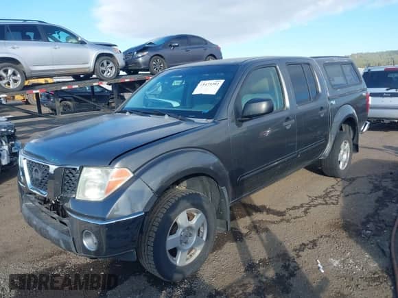 2005 Nissan Frontier Nismo z VIN 1N6AD07W25C465319, wystawiony jako IAAI lot #43473392 z przebiegiem 177 105 mil mil oraz . Historia ofert i sprzedaży dostępna na DreamBid. Obrazek 2.