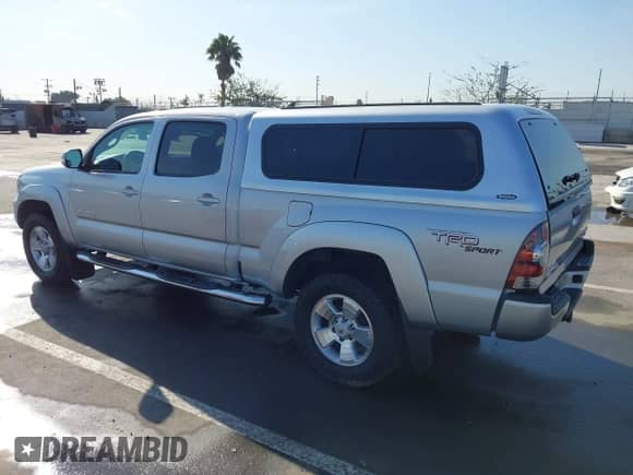 2013 Toyota Tacoma PreRunner z VIN 3TMKU4HN8DM034338, wystawiony jako IAAI lot #41808842 z przebiegiem 142 012 mil mil oraz . Historia ofert i sprzedaży dostępna na DreamBid. Obrazek 3.