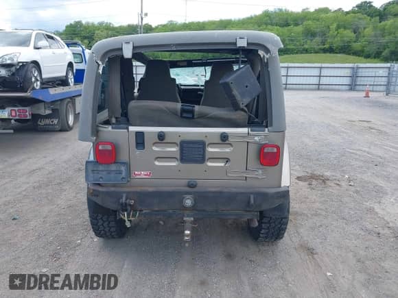 2004 Jeep Wrangler Sahara с VIN 1J4FA59S54P740417, выставлен на аукционе IAAI как лот 42382078 с пробегом 200 108 миль миль и . История ставок и продаж доступна на DreamBid. Изображение 17.