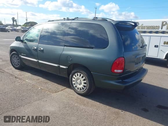 2000 Dodge Caravan SE with VIN 2B4GP44G5YR716285, listed as a IAAI auction lot 43257663 with 210,936 mi miles and . Bid and sale history available at DreamBid. Image 3.
