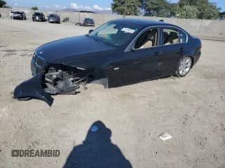 2007 BMW 3 Series 335i z VIN WBAVB73527VF49955, wystawiony jako Copart lot #81518875 z przebiegiem 191 066 mil mil oraz Szkoda całkowita • Salvage title. Historia ofert i sprzedaży dostępna na DreamBid. Obrazek 1.